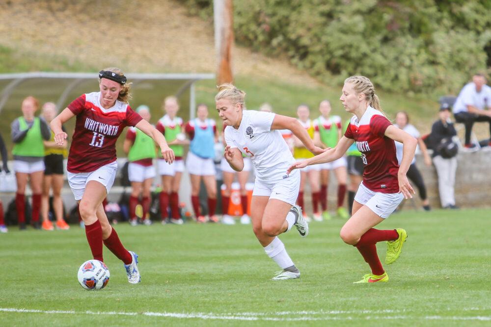 Women's soccer remains undefeated in conference play after fourth straight win