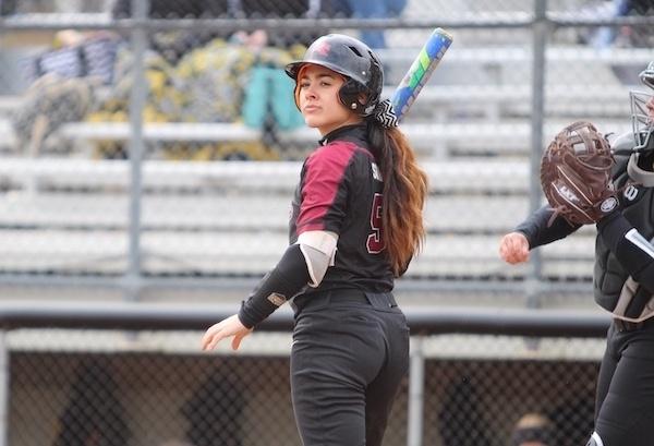 Softball sweeps Pacific Lutheran